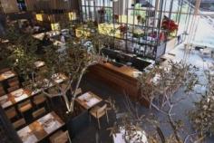 Inspirado en los mercados del mundo: así es el nuevo restaurante Cuines que el equipo de Sandra Tarruella ha diseñado en Polanco, México DF, para el grupo En Compañía de Lobos. Su decoración rinde homenaje a la cocina y a la mezcla de culturas. En él, árboles naturales, una cocina a la vista, una barra [...]