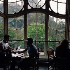 Starbucks in Edinburgh / photo by Katya Katkova