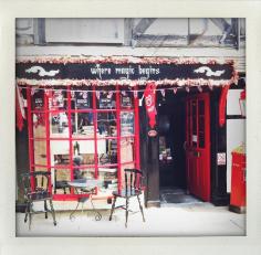 Aspiring Kennedy: England - One of my favorite bloggers, Lauren Bryan Knight, lives in London & her recommendations for all things England are spot on!