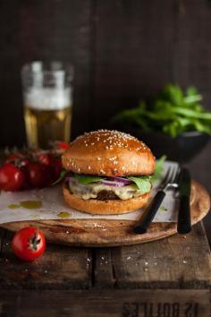 A vegetarian burger with mushrooms roasted in pesto | DrizzleandDip #vegetarian #recipe / burger végétarien aux champignons rotis et pesto