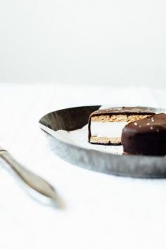 (VEGAN) FROZEN SALTED S'MORE SANDWICHES