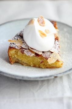 Almond pear cake with cream