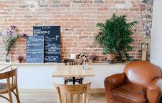 Bien caché dans le XXème, au détour de jolies impasses, on peut tomber sur un petit coin bio : la Petite Fabrique. Ce restaurant (donc) bio à la façade en brique tout vêtu de blanc, vous attire à l’intérieur avec ses grandes verrières qui laissent passer la lumière. Entrez. Que ce soit l »espace chaleureux à la déco bien soignée ou la fraîcheur des mets que vous commanderez, souvenez vous d »une chose : vous ne serez pas déçu ! Les produits sont frais, sain et savoureux pour un prix on ne ...