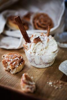 Icecream with a taste of cinamon bun//