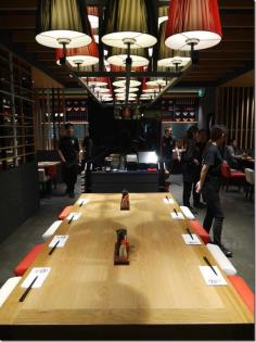
                        
                            An 8-seat communal table at IPPUDO Central Park takes centre stage in what appears to be one of the largest 40-seat restaurants that I have been to.
                        
                    