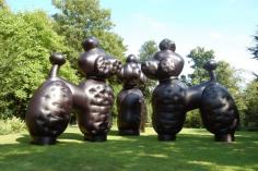 
                        
                            3 Caniches By Florentijn Hofman
                        
                    