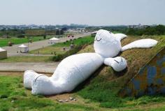 
                        
                            Moonrabbit By Florentijn Hofman
                        
                    