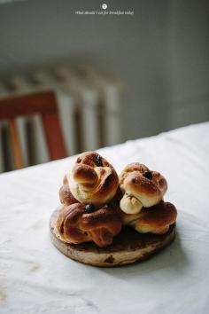 
                        
                            Cinnamon and raisins knots  / Marta Greber
                        
                    
