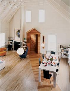 Blue in the FacadeCanada's Magdalen Islands offer a seaside retreat to landlocked Quebecers, two of whom have turned the local vernacular on its oreille with a winsome vacation home.