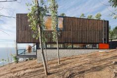 A new dream home comes from the team of WMR Arquitectos. The Chilean architects are delivering once more a stunning house on the Chilean coast, in Los Arcos, Santiago. The house, built for a family of four, offers a breathtaking view from almost every angle of the house. Built on two levels, the rectangular shelter is close to the cliff, giving the impression that you are stepping into the void. The ground floor is dedicated to the entire family, with the living and the dining room separated ...