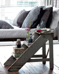 
                    
                        Transformada em criado-mudo, a escada pintada de cinza com aparência desgastada deixou este quarto com ar romântico
                    
                