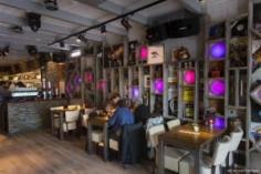 The Forgotten Sense Samen is dé plek in Gouda om te ontbijten, lunchen en dineren. Dé plek om tijdens de borrel te genieten van een uitgebreide drankenkaart en verrassende finger food. Maar Samen is ook de plek waar op vrijdag- en zaterdagavond het feest losbarst met de beste hits van toen en nu. Ieder weekend kunt u bij Samen uitgaan met de beste 70’s, 80’s, en 90’s muziek! DEP heeft begin 2014 de lichtinstallatie ontworpen, geleverd en geïnstalleerd. Opdracht ...