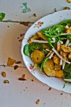 Salada de batata doce, espinafres e maçã