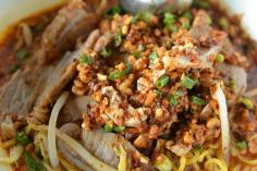 
                    
                        Tom yam boran, (Thai: ต้มยำโบราณ). Tom yam boran is noodles served in a thick spicy sour sauce or broth, with crushed dried chillies, chopped peanuts and blanched vegetables such as bean sprouts. This version is bami mu tom yam boran: with egg noodles and pork.
                    
                