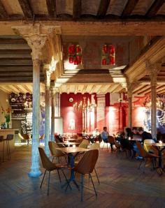 
                    
                        Ocaña — Plaça Reial, Barcelona
                    
                