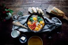 
                    
                        Eggs fried with tomatoes and goat cheese / Marta Greber
                    
                