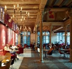 
                    
                        Ocaña — Plaça Reial, Barcelona
                    
                