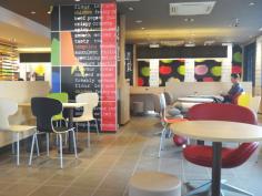 
                    
                        マクドナルド - 内観写真:オサレな店内
                    
                