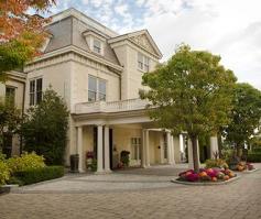 
                    
                        Want to dine out on Thanksgiving with all the comforts of home? Check out Spiced Pear in Newport, RI.
                    
                