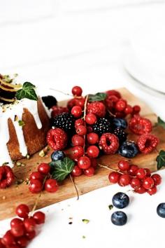 
                    
                        Pratos e Travessas: Bolos de azeite e baunilha com cobertura de iogurte e limão # Olive oil and vanilla cakes with yogurt and lemon topping | Food, photography and stories
                    
                