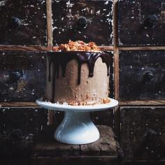 
                    
                        Chocolate cake with milk chocolate kahlúa espresso buttercream. Topped with chocolate glaze, crushed meringue and honeycomb // by Linda Lomelino
                    
                