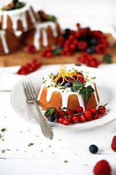 
                    
                        Pratos e Travessas: Bolos de azeite e baunilha com cobertura de iogurte e limão # Olive oil and vanilla cakes with yogurt and lemon topping | Food, photography and stories
                    
                