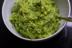 Never Browns Guacamole: the secret: Dissolve 1/4 cup sea salt in 2 cups of water. Add the peeled and stoned avocados to the salt water, and leave them in for about 5 minutes. Drain the water and transfer the avocados to a clean bowl. The salt water doesn’t make the guacamole salty, by ZenBellyBlog.com