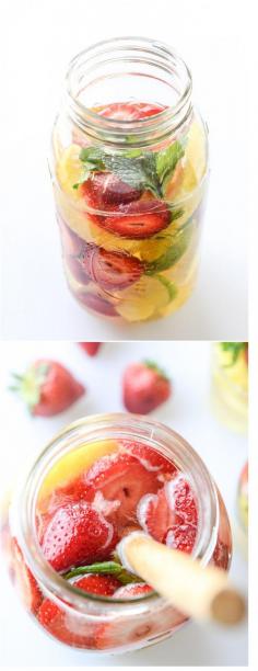 
                    
                        PINEAPPLE SANGRIA - the best cocktail for spring! I  howsweeteats.com
                    
                