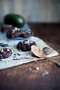 emiliemurmure.com  Biscuit Chocolat, Avocat & Lait d'amande !