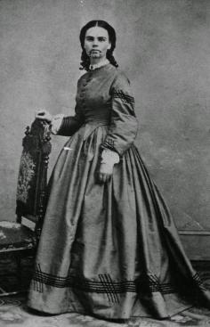 
                    
                        vintage everyday: Olive Oatman - The Girl with the Tattooed Face from the 1850s
                    
                