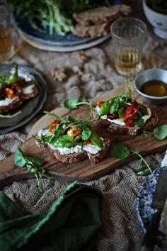
                    
                        Pratos e Travessas: Bruschette de tomates cereja e ervilhas de quebrar assados # Roasted cherry tomatoes and snow peas bruschette | Food, photography and stories
                    
                