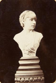 
                    
                        Madame Rétro Untitled  Photography: Studio Napoleón  Photomontage,  Albumen print. 12,8 x 8,7 cm  Barcelona, Spain,  1870
                    
                