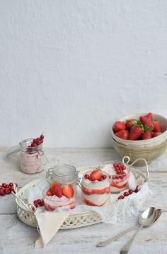 
                    
                        Ananás e Hortelã: Mousse de Chocolate Branco com Morangos
                    
                