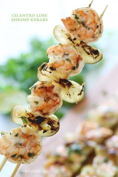 Cilantro Lime Shrimp Kebabs by Skinnytaste  #BHGSummer Camaron Langostinos Cilantro Lima Brocheta dieta baja en calorias saludable facil barbacoa BBQ low-in-calories diet healthy food easy recipe