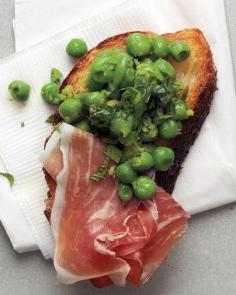 
                    
                        Spring Appetizer Recipes // Minted Pea and Prosciutto Crostini Recipe
                    
                