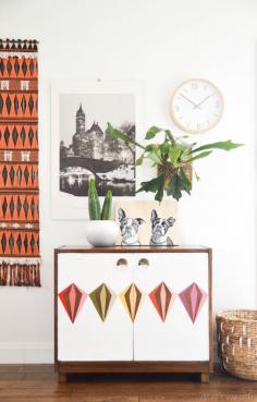 Need a little retro in your life? Of course you do. Full tutorial on how to create this fun painting pattern!! Thrifted painted diy cabinet. @vintagerevivals