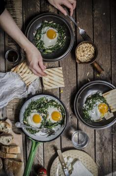 Uova con agretti feta e pinoli