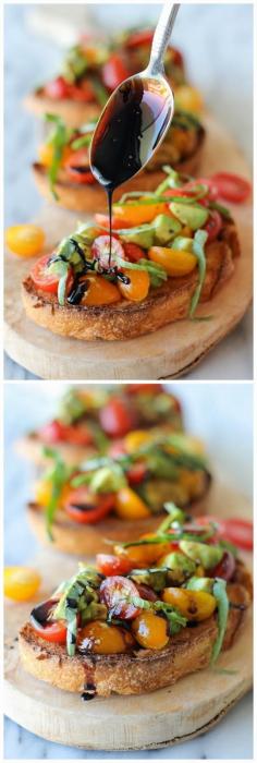 Bruschetta avec avocats et réduction de vinaigre balsamique (en anglais)