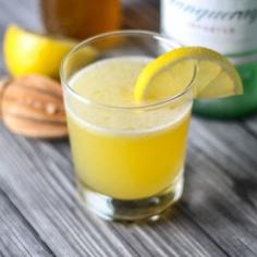 Bee's Knees | Lately, I have been noticing lots of cocktails featuring honey popping up on bar menus around town.It does make sense though. Honey is a sweetener and can function in any cocktail much like a simple syrup would. @Platingspairing