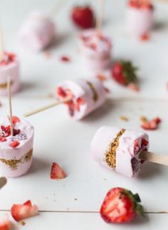 strawberry ice cream pie pops