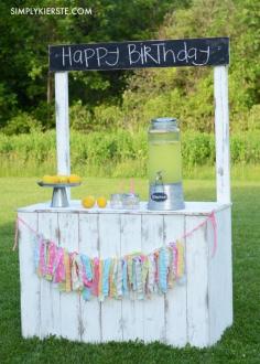 Vintage lemonade stand with reversible chalkboard sign | simplykierste.com