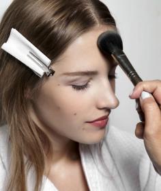 
                    
                        Professional makeup artist shares her best tips and brush recommendations for applying foundation. If you have issues with coverage, streaking, cakey patches, etc- this is an absolute MUST-PIN!
                    
                