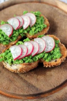 
                    
                        Crushed Minted Peas on Toast with Radishes | Veggie Desserts Blog
                    
                