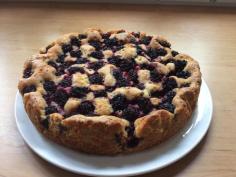 Bramen taart: 150 gr suiker 115 gr boter 140 gr witte bloem 1 theelepel bakpoeder 2 eieren 1 snufje zout Bak bramen 1-2 eetlepels suiker, om te bestrooien. De oven voorverwarmen op 180° C Klop de boter, suiker en de eieren luchtig met een elektrische mixer. Meng de bloem het bakpoeder en het zout er door. Giet het beslag in een ingevette 26 cm ronde springvorm. Bedek dit met bramen en strooi er 1-2 eetlepels suiker overheen. Bak de taart 45 minuten in de voorverwarmde oven. Heerlijk Janneke.