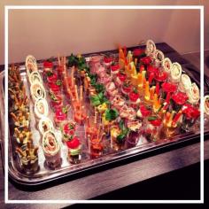 verjaardagshapjes in een cupje! Leuke verassende uitstraling en makkelijk om uit te delen of van een buffet te pakken. De variatie bepaal jezelf;)