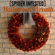 Spooky Halloween wreath infested with spiders. #Halloween #spider #wreath