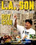 Los Angeles: A patchwork megalopolis defined by its unlikely cultural collisions; the city that raised and shaped Roy Choi, the boundary-breaking chef who decided to leave behind fine dining to feed the city he loved-and, with the creation of the Korean taco, reinvented street food along the way. Abounding with both the food and the stories that gave rise to Choi's inspired cooking, L.A. Son takes us through the neighborhoods and streets most tourists never see, from the hidden casinos where gamblers slurp fragrant bowls of pho to Downtown's Jewelry District, where a ten-year-old Choi wolfed down Jewish deli classics between diamond deliveries; from the kitchen of his parents' Korean restaurant and his mother's pungent kimchi to the boulevards of East L.A. and the best taquerias in the country, to, at last, the curbside view from one of his emblematic Kogi taco trucks, where people from all walks of life line up for a revolutionary meal. Filled with over 85 inspired recipes that meld the overlapping traditions and flavors of L.A-including Korean fried chicken, tempura potato pancakes, homemade chorizo, and Kimchi and Pork Belly Stuffed Pupusas-L.A. Son embodies the sense of invention, resourcefulness, and hybrid attitude of the city from which it takes its name, as it tells the transporting, unlikely story of how a Korean American kid went from lowriding in the streets of L.A. to becoming an acclaimed chef.