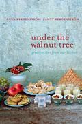 Swedens most famous cooking family take you on a culinary global adventure, from Spain to Thailand and from avocados to cardamom, in Under the Walnut Tree, a delectable collection of recipes showcasing Anna and Fanny Bergenströms favourite foods. Each of the 17 chapters is dedicated to a different ingredient and includes simple recipes that have an emphasis on freshness and flavour. You will find recipes to suite all tastes: quesadillas from Mexico or Kerala-style chickpeas, rum-baked mangoes from the Caribbean or Moroccan mint tea. With dishes for breakfast, lunch and dinner, you will be inspired to create, taste and enjoy the delights of your favourite ingredients in this gorgeous and accessible cookbook.