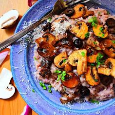 A mouth watering Italian red wine and parmesan risotto, with mushrooms and pancetta, perfect for a quick dinner after work, the risotto is served sprinkled with parmesan shavings.