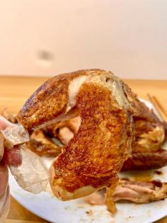 Dezhou Braised Chicken is a famous dish from Dezhou, Shandong. It’s got a beautifully golden, glossy skin and meat so tender it practically falls off the bone. The cooking process is meticulous—marinating, braising, and slow-cooking with aromatic spices, all while shaping the chicken into its signature “claw-to-head” pose. The result? A fragrant, flavorful dish that’s delicious whether eaten hot or cold. Even the bones are so soft, you could almost chew them!